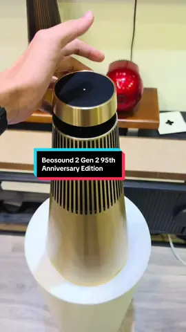 Beosound 2 Gen 2 95th Anniversary Edition là phiên bản đặc biệt được Bang & Olufsen ra mắt nhằm kỷ niệm 95 năm di sản âm thanh và thiết kế Đan Mạch. Chiếc loa là sự hòa quyện hoàn hảo giữa nghệ thuật chế tác thủ công tinh xảo và công nghệ âm thanh tiên tiến, mang đậm tinh thần “Crafted for Timeless Sound”. #loabluetooth #BangOlufsen95Years #BeoSound2LimitedEdition #batienaudio #beosound2gen2 