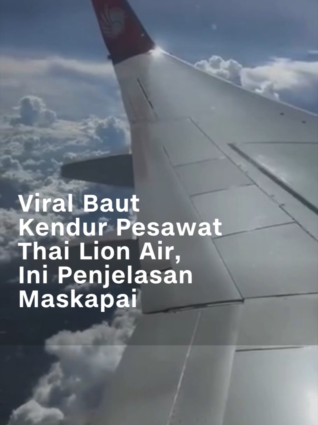 Sebuah video yang menunjukkan baut pada sayap pesawat Thai Lion Air tampak kendur menjadi perbincangan hangat di media sosial. Pihak maskapai pun angkat bicara untuk memberikan klarifikasi terkait kejadian tersebut. Dalam rekaman yang beredar luas, terlihat beberapa baut di bagian sayap pesawat tampak bergetar dan tidak terpasang dengan kencang saat pesawat sedang berada di udara. Meski demikian, baut lainnya terlihat kokoh dan tidak mengalami getaran. Video tersebut, yang direkam oleh seorang penumpang dari dalam kabin, disertai keterangan yang menyebutkan penerbangan Thai Lion Air rute Bangkok menuju Chiang Mai dengan pesawat jenis Boeing 737-800. #cnnindonesia #cnnindonesiacom #BautPesawat #LionAir