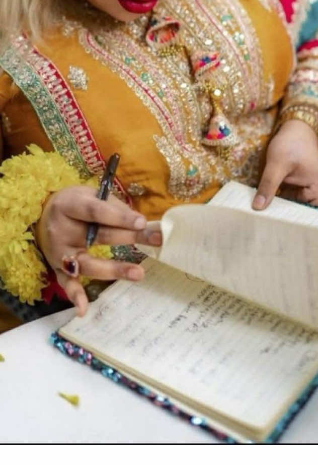 @Stay Glamorous By Tasneem Toma 🫀 ছবিটি দুজন এক মানুষ তা বেঝা যায়? 💔 বেশ কিছুদিন পেজে ছিলেন না শুধু একটা পোস্টে অসুস্থতার কথা জানিয়ে ছিলেন। এরপর বাসায় এসে উনি লাইভে বলেছিলেন,  ১২২+ কেজি থেকে দ্রুত ওজন কমানোর চক্করে ওমেড ডায়েট করছিলাম।  যেহেতু কারো সাজেশনে না করে একাই করছিলাম তাই আপনারা আমাকে স্লিম দেখে জানতে চাইলেও ইগনোর করেছি, এভাবে বলেছিলো।  আজ বলছি নিজের ইচ্ছায় কম খেয়ে কখনো ভুল ডায়েট করবেন না।  আপুর স্বামী চাইতোনা আপু ডায়েট করুক, বাসার কেউই চাইতো না, তাও আপু ওজন কমছে, সবাই বলছে দেখতে ভালো লাগছে সেই লোভেই ওজন কমানোর চেষ্টা অব্যাহত রেখেছিলো।   মাত্র ছয় মাসে 42 কেজি ওজন কমিয়েছিলেন তিনি। উনার ওজন কমে নাড় পেচিয়ে গেছিলো, সাথে পাথর এবং প্রচুর গ্যাস জমা হয়ে গেছিলো, যা খেতো সাথে সাথেই বমি হয়ে যেতো, দুইবার অপারেশন হয়েছে, কিন্তু সুস্হ হয়নি, কিছুদিন আগে একটা ক্লাসও নিয়েছে, Stay Glamorous By Tasneem Toma Apu  অবশেষে হার মেনে গেলো। অল্প বয়সে পৃথিবীর মায়া ত্যাগ করে পরপারে চলে গেলেন। সৃষ্টিকর্তা আপুকে জান্নাতবাসী করুক, আপু অনেক দিন থেকেই কষ্ট করছিলো🥺 অনুরোধ, ওজন নিয়ে কাউকে কখনো বডি শেম করবেন না। প্রত্যেকে নিজের মতো করেই সুন্দর। কিছু মানুষ অন্যকে কথা শুনিয়ে আনন্দ পায় কিন্তু কখনো ভেবে দেখে না যে তার মনে কি চলছে। তাই কারো কথায় কান্না দিয়ে নিজের সুস্থতার কথা আগে চিন্তা করতে হবে। মানুষের কাজই হচ্ছে বলা তারা বলবেই। আর যদি ওজন কমাতে চান, সেটা করুন স্বাস্থ্যকর উপায়ে, নিজের শরীরের যত্ন নিয়েই। ##virals##foryou#unfrezzmyaccount##fyppppppppppppppppppppppp##🖤