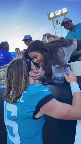 The star's marriage is controversial again! Trevor Lawrence's wife was suspected of pursuing fame and fortune, and her emotional intelligence was criticised.#fyp #usa #celebrity #nfl #football 