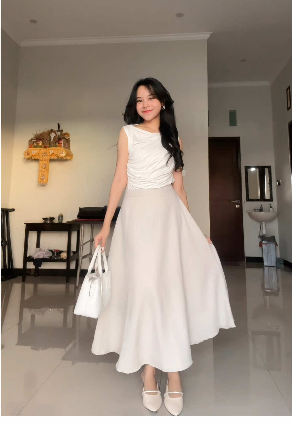 my FAV flare skirt🥹🤍 so flowyy dan cuttingan nya cakep #flareskirt #skirt #rokwanita #rokpanjang #rok 