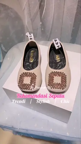 Cari Sepatu Pesta Anak yang Juga Nyaman untuk Aktivitas Harian? Sepatu Anak Perempuan Casual Pesta Usia 1–8 Tahun Type MCP punya desain modern, lembut, dan ringan. Pilihan pas untuk Fashion Anak Perempuan aktif yang ingin tampil modis dengan Model Sepatu Kekinian. ✅ Desain cantik & elegan ✅ Nyaman untuk sekolah atau pesta ✅ Sol kuat anti slip ✅ Ringan & empuk ✅ Rekomendasi Sepatu Anak populer 📢 Gaya manis & nyaman dalam satu sepatu anak perempuan! ⚠️ Cek ukuran dan warna sebelum kehabisan stok. #ModelSepatuKekinian #RekomendasiSepatuAnak #SepatuSekolah #FashionAnakPerempuan #SepatuAnakPerempuan 
