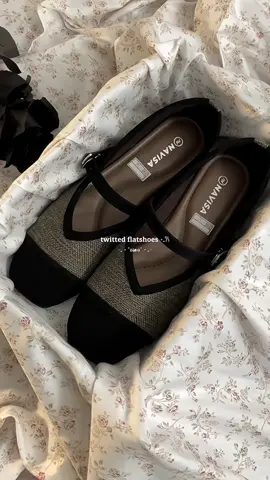 super ringan dan lembut ! mpuk dan super nyaman dipake seharian ! 🖤 #flatshoes #shoes #racuntiktok 