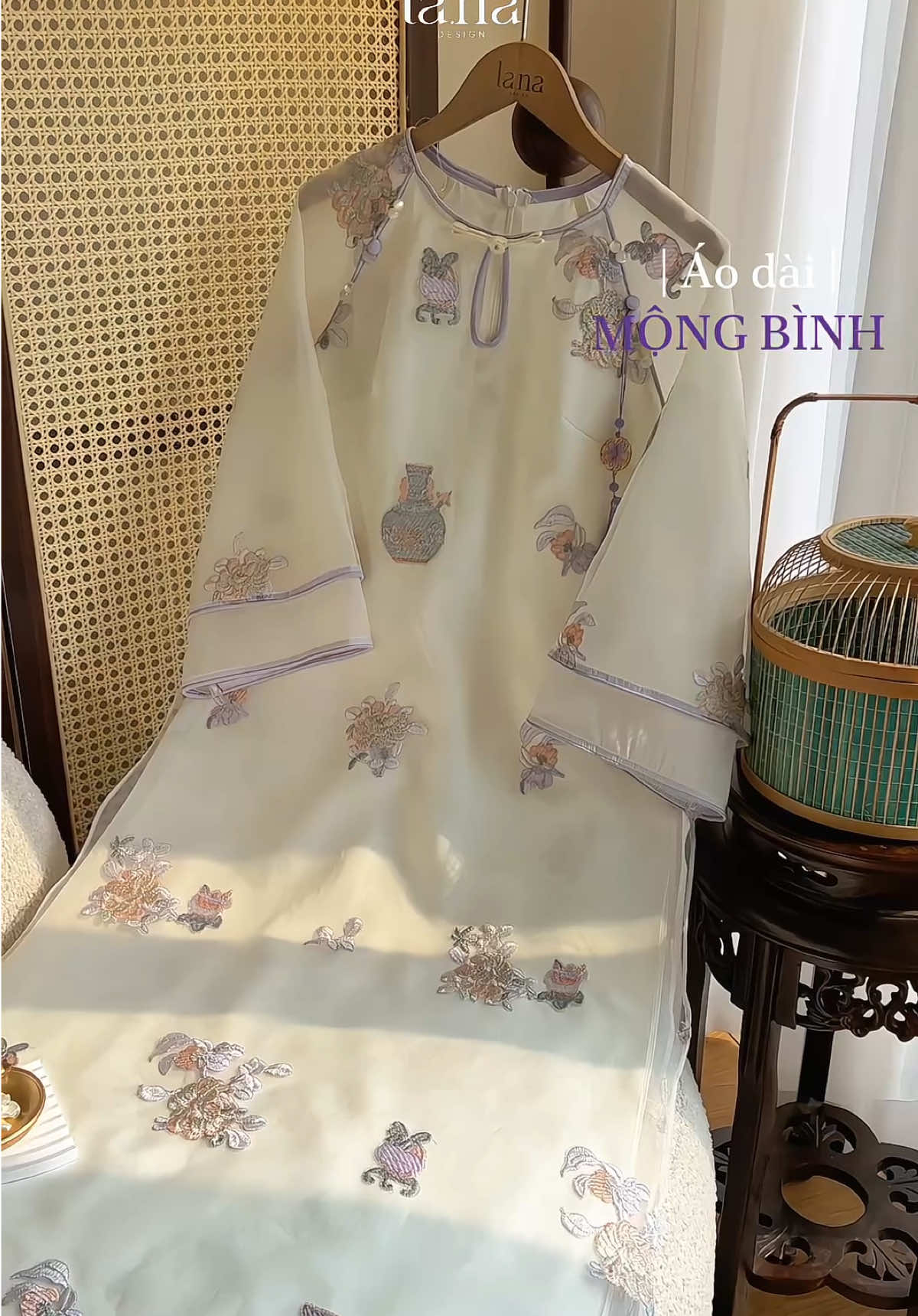 Tựa giấc mộng giữa trời bình yên, tà áo Mộng Bình khẽ lay hồn người bằng nét tím nhẹ như khói #sd272 #mongbinh #aodaicollection #aodaithietke 