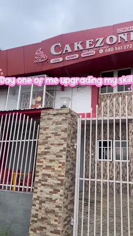 Ever since my final year, I’ve had this dream to upgrade, to refine my craft, to create those flawless cakes with razor-sharp edges that make people stop and stare. I’ve always wanted clients who not only admire the beauty of my work but also value it enough to pay for the artistry behind every swirl of my art. I knew it wouldn’t come easy to attract those kinds of clients, I had to level up first. And today, that dream finally started taking shape. Day 1 of my Advanced Wedding Cake Masterclass! 🥱✨ With my tutor’s patient guidance, I covered my cake to perfection smooth, clean, and oh-so-satisfying. You guys, I’m not even exaggerating… you can officially trust me with your luxury wedding cakes now. I promise, I’ll over-deliver! 😌💅 I’m bringing you all along on this journey the ups, the challenges, the late-night baking marathons everything. Pray for me to keep up the energy all through the class 😩😂 And if you’ve read this far, it means you’re kinda obsessed with me already and honestly? I love you too! 💕 Okay bye guys, see you in my next video! 🥹✨ #upgradeclass #luxuryweddingcakeclass #advancedclass #growth #cakecontent