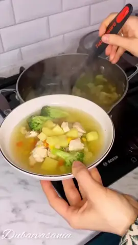 Овощной суп  Ингредиенты  Куриное филе-200 гр Картофель-3-4 средние картофелины  Морковь-1 шт Лук-1 шт Брокколи и цветная капуста-300 гр Консервированная кукуруза-150 гр Соль по вкусу  Оливковое масло-20 гр Вода-3 литра  Способ приготовления  Всё нужно нарезать и сварить На видео всё подробно показано  Очень лёгкий супчик