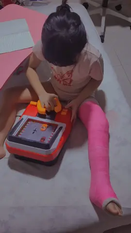 ngày thứ 20 bó chân  em bé vẫn rất tươi vui , enjoy dù ko đi được đâu ...