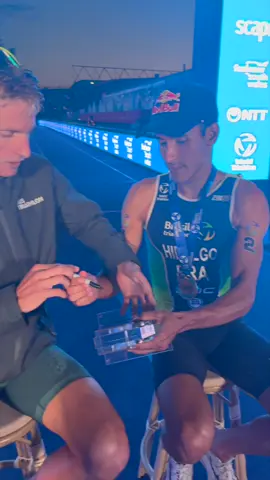 Podium buds 🤝 World number 2, Miguel Hidalgo 🇧🇷, taking signings from the number 1 & 3 in the world 🤩  #Triathlon 