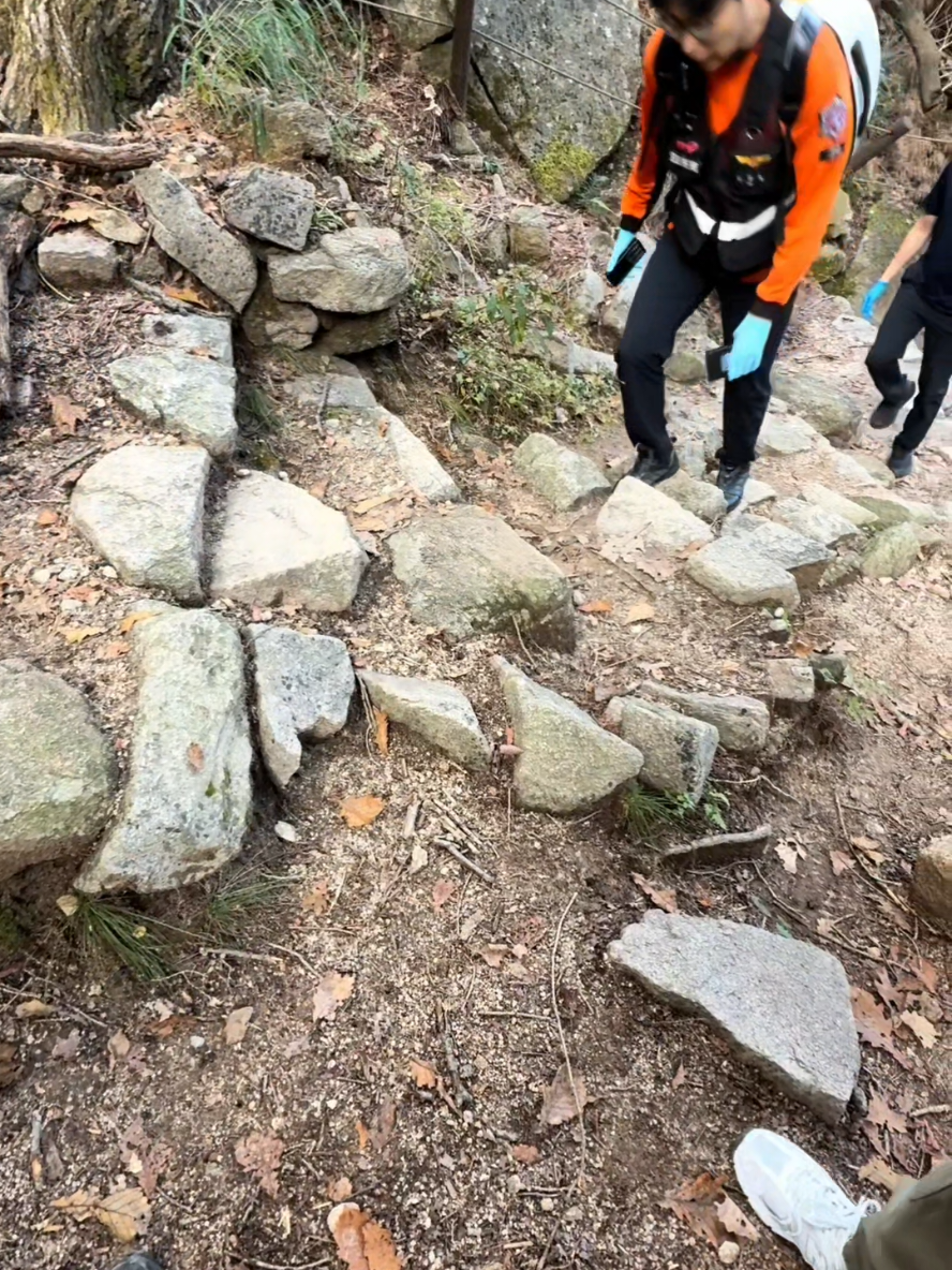 semangat ya mas 🥲 tapi keren bgt jujur bener2 gercep bgt mereka. soalnya mostly yg hiking itu orang tua jadi emg suka ada kejadian gini