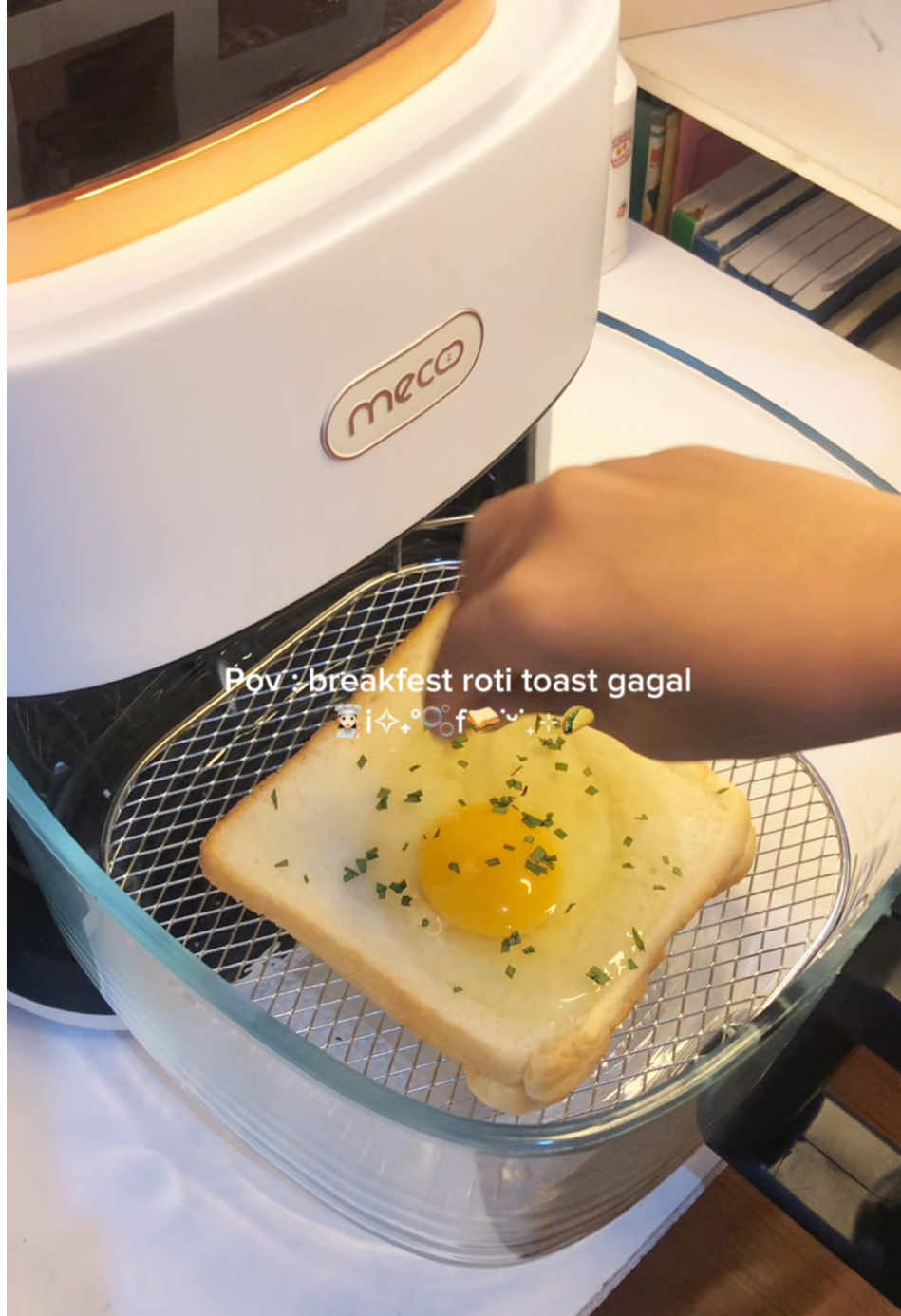 Pertama kali bikin breakfast roti toast malah kagak lumer, jadi kering kerontang😭 please kasi tau caranya guys😁 #anakkost #resepanakkost #povanakkos #breakfast #masakansimple 