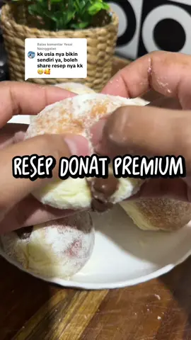 Membalas @Yessi Nainggolan Resep Donat Premium Bahan Adonan: 	•	350 g tepung protein tinggi (Komachi / Cakra) 	•	150 g tepung protein sedang 	•	70 g gula pasir 	•	10 g susu bubuk 	•	8 g ragi instan 	•	2 g bread improver (BI) 	•	2 kuning telur 	•	1 butir telur utuh 	•	70 ml susu UHT dingin 	•	120–135 ml air dingin (tuang bertahap, sampai adonan lembut) 	•	60 g margarin butter 	•	5 g garam.                  Langkah Pembuatan (Versi Mixer): 	1.	Campur bahan kering: Masukkan tepung, gula, susu bubuk, ragi, dan BI ke bowl mixer. Aduk rata (speed 1). 	2.	Masukkan bahan cair: Tambahkan telur, kuning telur, susu, dan air sedikit demi sedikit sambil diuleni di speed 3 sampai setengah kalis. 	3.	Masukkan bahan lemak: Tambahkan margarin, butter, dan garam. Uleni lagi di speed 4 sampai adonan benar-benar kalis elastis (permukaan halus, bisa ditarik tipis). 	4.	Langsung potong adonan: Setelah kalis, tidak perlu didiamkan lama. Langsung timbang adonan @30 gram. 	5.	Bulatkan: Bulatkan semua adonan sampai permukaannya halus. Diamkan 10–15 menit agar adonan rileks (ditutup plastik). 	6.	Degassing & Cetak: Setelah istirahat, tekan ringan untuk keluarkan gas (degassing), lalu bentuk atau lubangi dengan cetakan donat. 	7.	Fermentasi kedua: Diamkan kembali 1–2 jam (tergantung suhu ruang) sampai mengembang ringan, terasa empuk kalau disentuh (tapi tidak kempes). 	8.	Goreng: Goreng dalam minyak banyak dan suhu sedang (150–170°C). Balik sekali saja agar hasilnya cantik dan tidak berminyak. 	9.	Finishing: Setelah dingin, beri topping sesuai selera — gula halus, glaze cokelat, atau coating sesuai varian premium kamu. Catatan Tambahan: 	•	Pastikan suhu ruang tidak terlalu dingin saat fermentasi ke-2, idealnya sekitar 28–30°C. 	•	Kalau mau hasil donat lebih ringan dan halus, bisa pakai campuran air es + susu dingin. 	•	Donat ini enak banget dipakai untuk jualan karena teksturnya tetap lembut meski sudah dingin. #donat #donatempuk #donatpremium #donatviral 