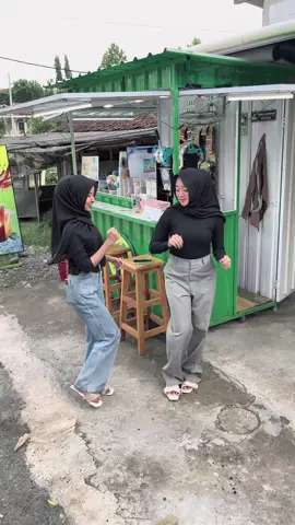 Siapa nihh yg pacar nya tetangga sendirii🤭😂 #estehkampoelsolo #estehjumbo #kampoelcoffe #fyp #sragen24jam 