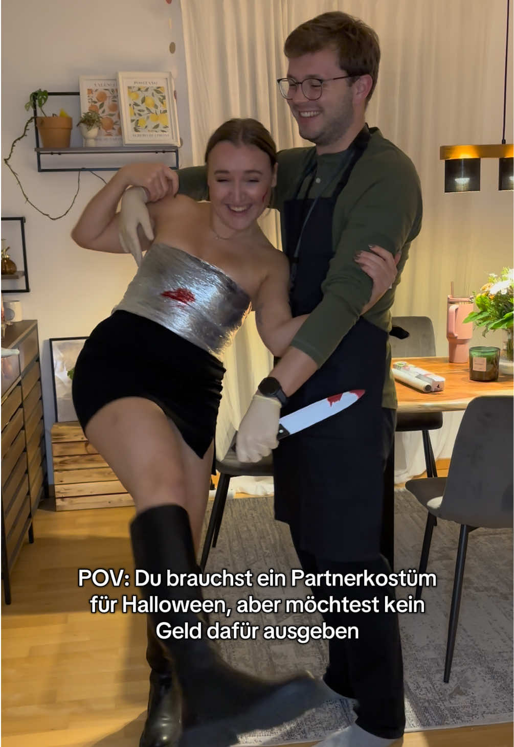 Nur Hardcore Dexter Fans wissen, was noch fehlt🔪 #dexter #halloweencostume #lastminute #fakeblood #couplecostumes 