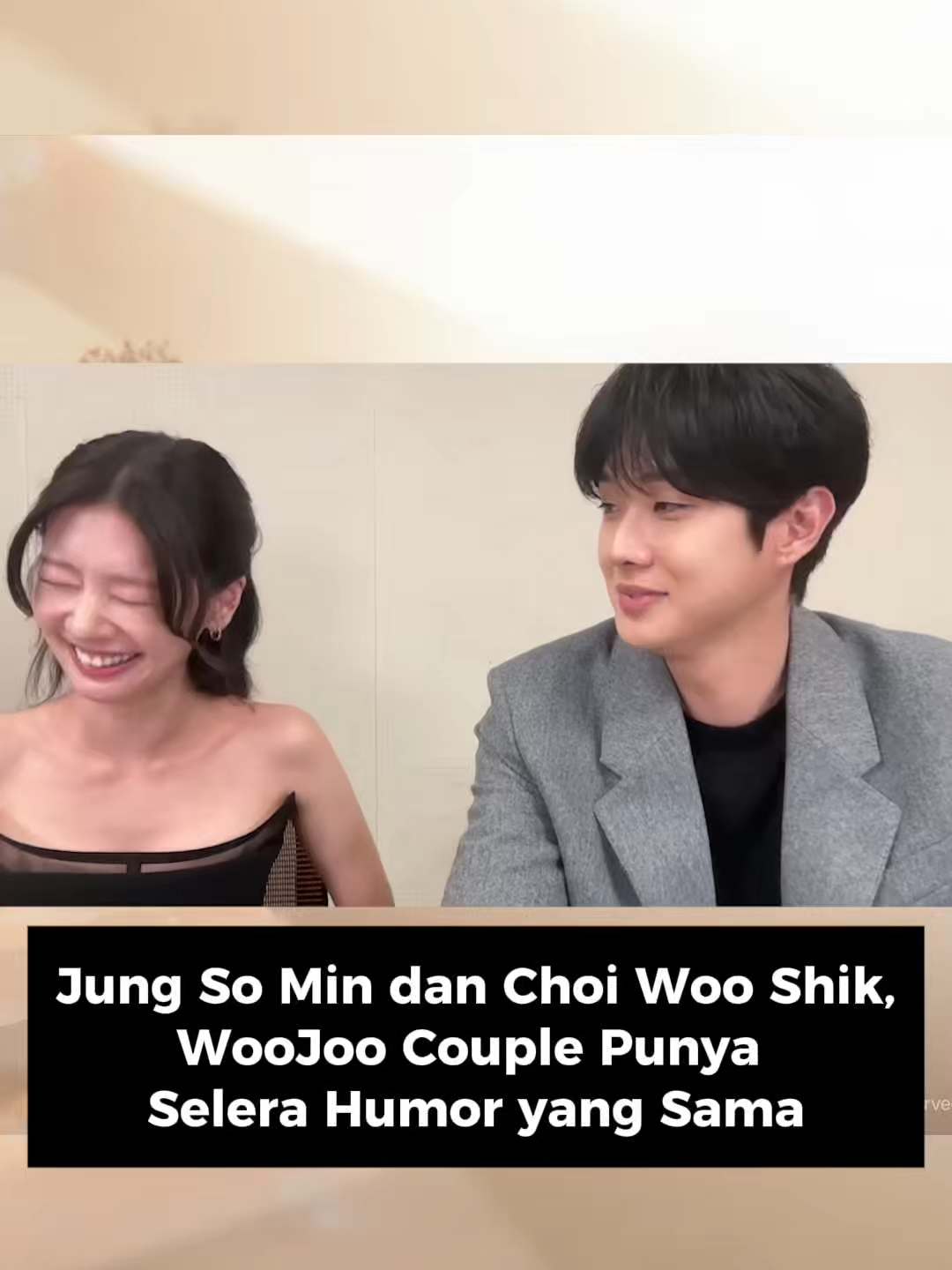 Jung So Min tertawa ketika saya menyinggung soal julukan fans Indonesia untuknya, yakni aktor spesialis gak punya rumah. Choi Woo Shik yang duduk di sampingnya juga terkekeh kecil. Wawancara virtual Would You Marry Me? yang digelar Disney+ Hotstar Indonesia pada Jumat (10/10) itu berlangsung lebih santai dari press junket-press junket drakor lain yang pernah saya ikuti sebelumnya. Biasanya, para cast duduk jauh dari layar Zoom. Namun kali ini, Jung So Min dan Choi Woo Shik duduk langsung di depan kamera laptop yang membuat interaksi dengan pewawancara lebih dekat. Tonton selengkapnya di YouTube #IDNTimes ya! #ChoiWooShik #JungSoMin #WouldYouMarryMe #idntimes_mnr #IDNTimesKorea #WaktunyaKorea