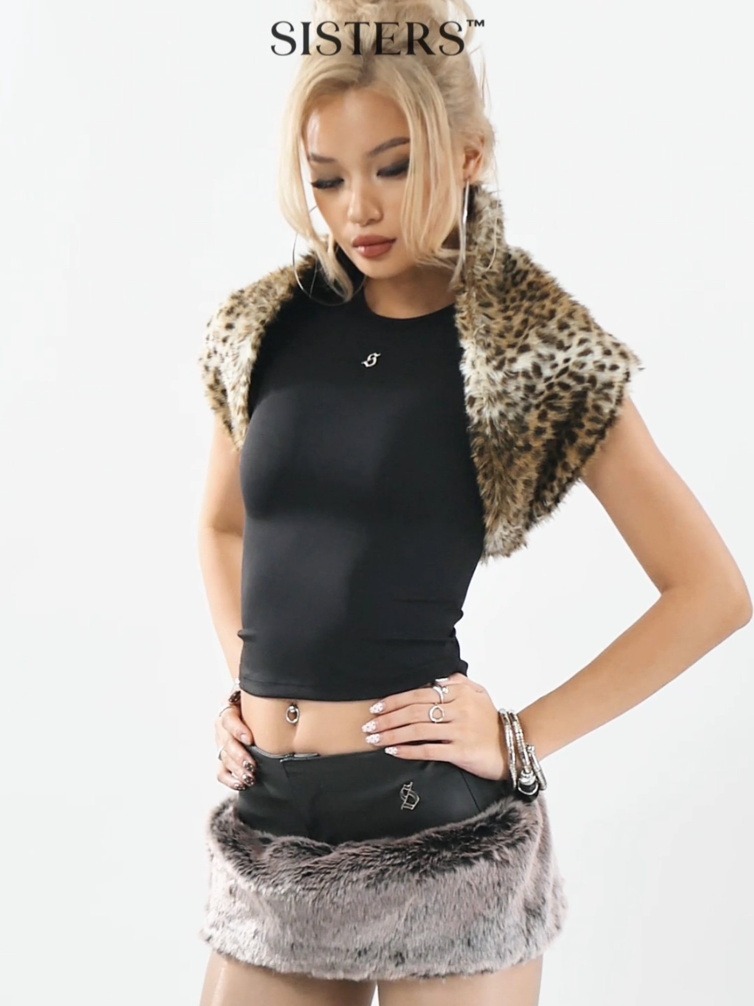 Đen huyền bí, lưng thấp, và một chút attitude. #sisters #thoitrang #myoutfit #outfit #chanvay