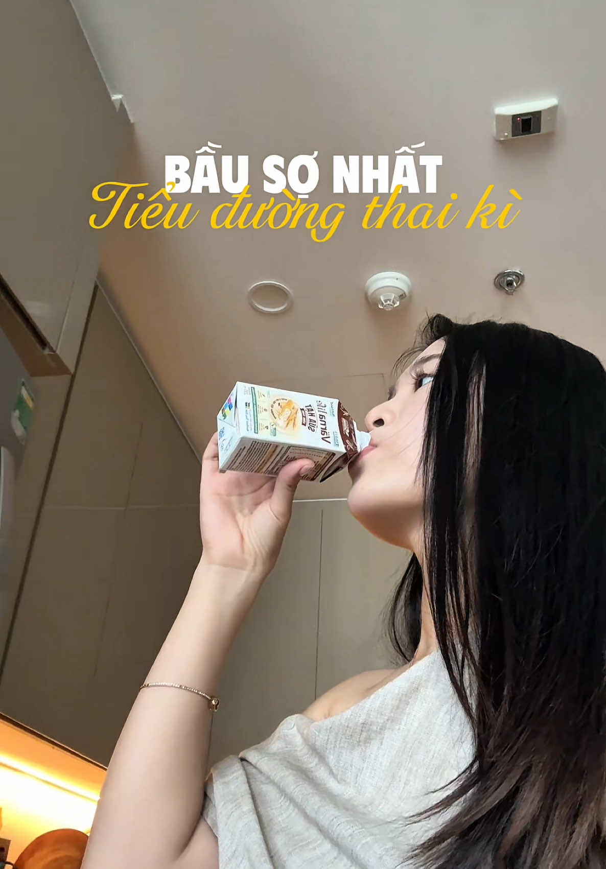 Dạo này kiêng trà sữa 🥲 tui quay lại với mối tình đầu - sữa hạt mấy bà ơi 🦦  Cơ mà uống thơm ngon lắm, ko bị hôi mùi dầu hay khó uống đâu nhá. #mommycoca  #VarnaLife #SuaHatCongThuc #CongThucKhoeTuoiTuNhien #NutifoodThuyDien 