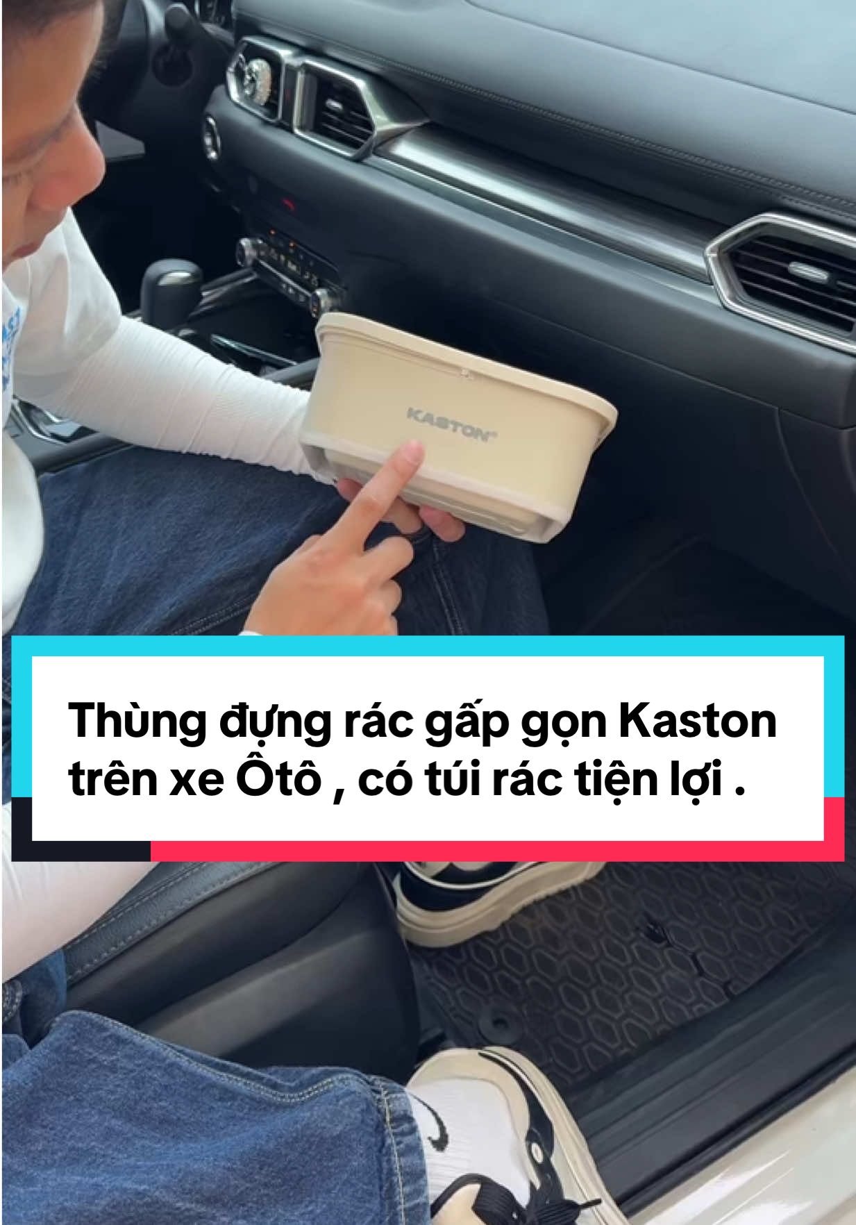 Thùng đựng rác gấp gọn Kaston trên xe Ôtô , có túi rác tiện lợi . Ngăn mùi hôi và đồ nước dễ bị đổ ra xe . #thungrackaston #thungracgapgontrenoto #thungracgapgon #phukienoto #phukienxehoi 