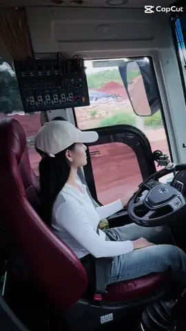 Nhìn e đi,đừng nhìn cái quần rách e đang mặc 🤣🤣🤣