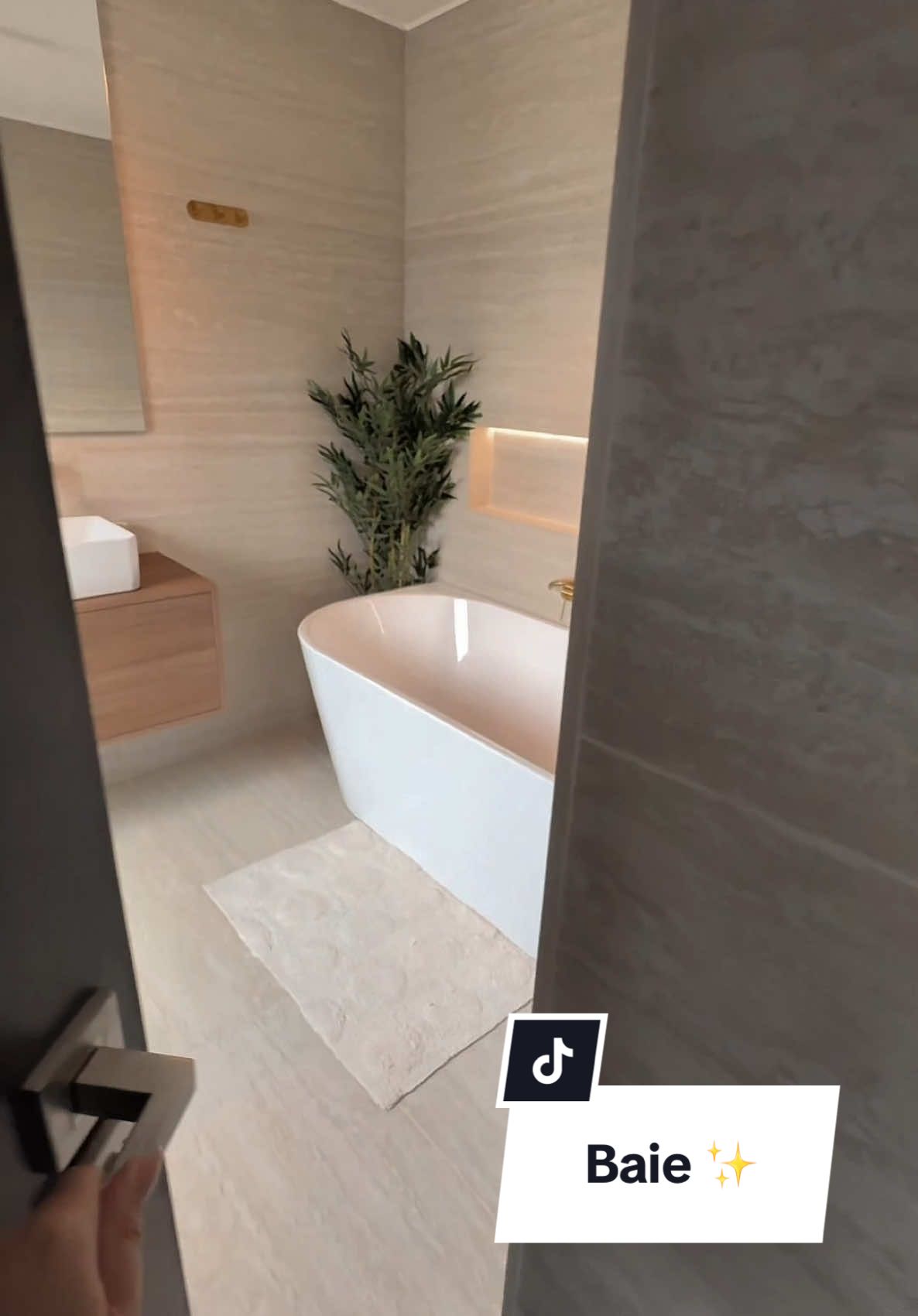 Printre nuanțe de gri, am vrut un colț cald. Și a ieșit exact cum mi-am dorit ✨ un refugiu și o zonă de relaxare. 🤍🛁  Detalii pe ig: Sheryhan_susu  #bathroom #travertine #inspo #renovation #homedecor #sheryhaniorgovan #sheryhansusu #timisoara #romania #beforeafter 