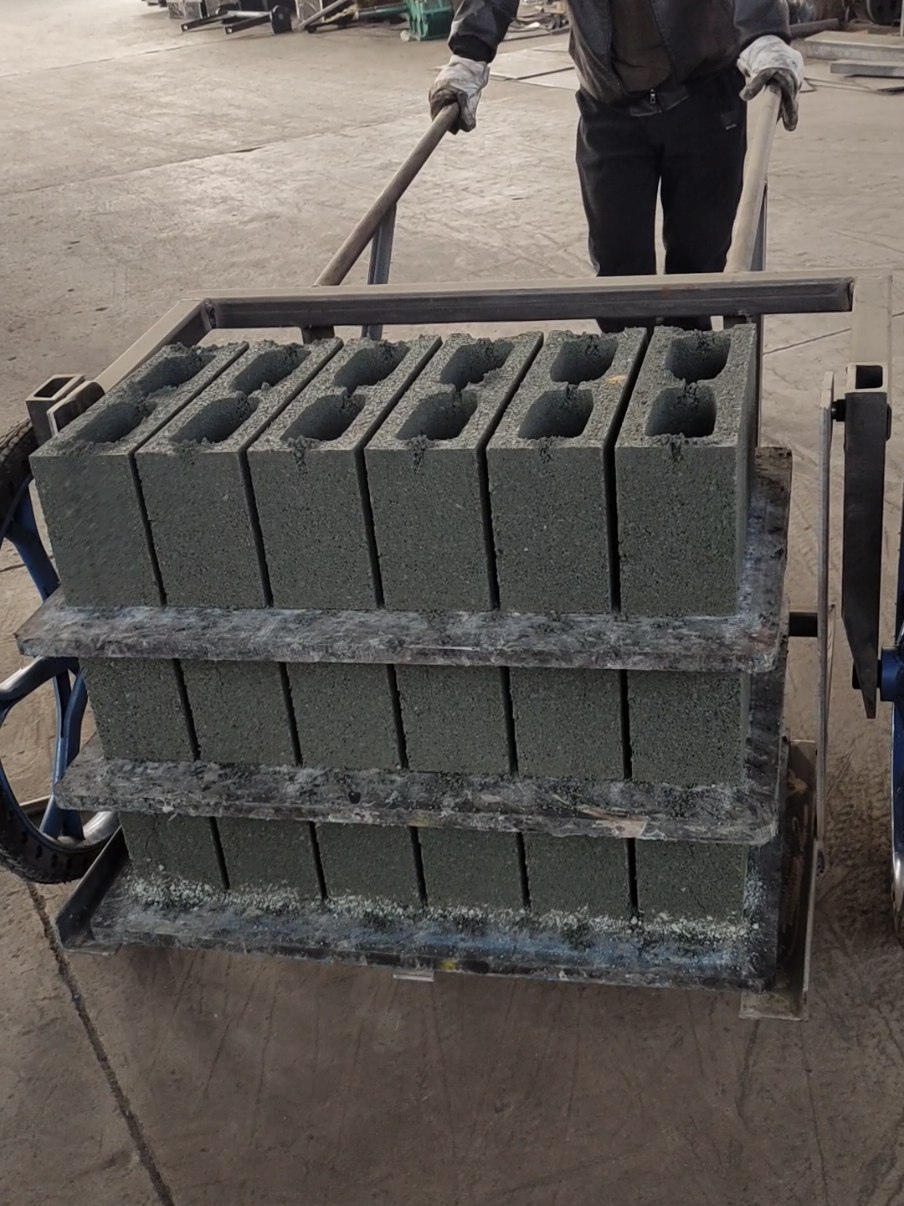 5inches hollow block making#hollowblockmachine #blockmaker #guatemala #concreteblockmachine #cementblock 