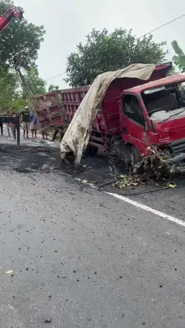 Truck Terguling Sudah terkondisi Kronologi mesin power nggembos lalu mundur lagi🙏@SATLANTAS GUNUNGKIDUL @Pak Bro #kecelakaan #truck #truckterguling #ohnomen 