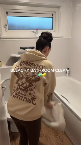 Bleachy bathroom clean🫧🧼🧽 how often do you deep clean your bathroom!? #CleanTok #cleaningmotivation #cleanwithme #bleachclean #cleaninghacks 