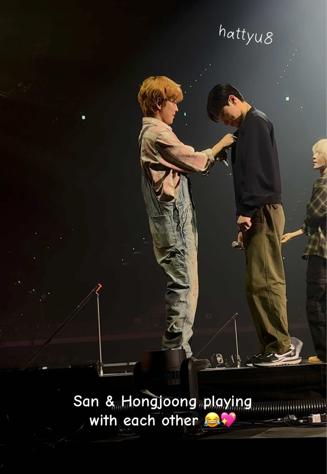 San and Hongjoong playing with each other’s clothes 😂 Joongie looks adorable 😭 #ateez #에이티즈 #神戸 #ateezinyourfantasy 