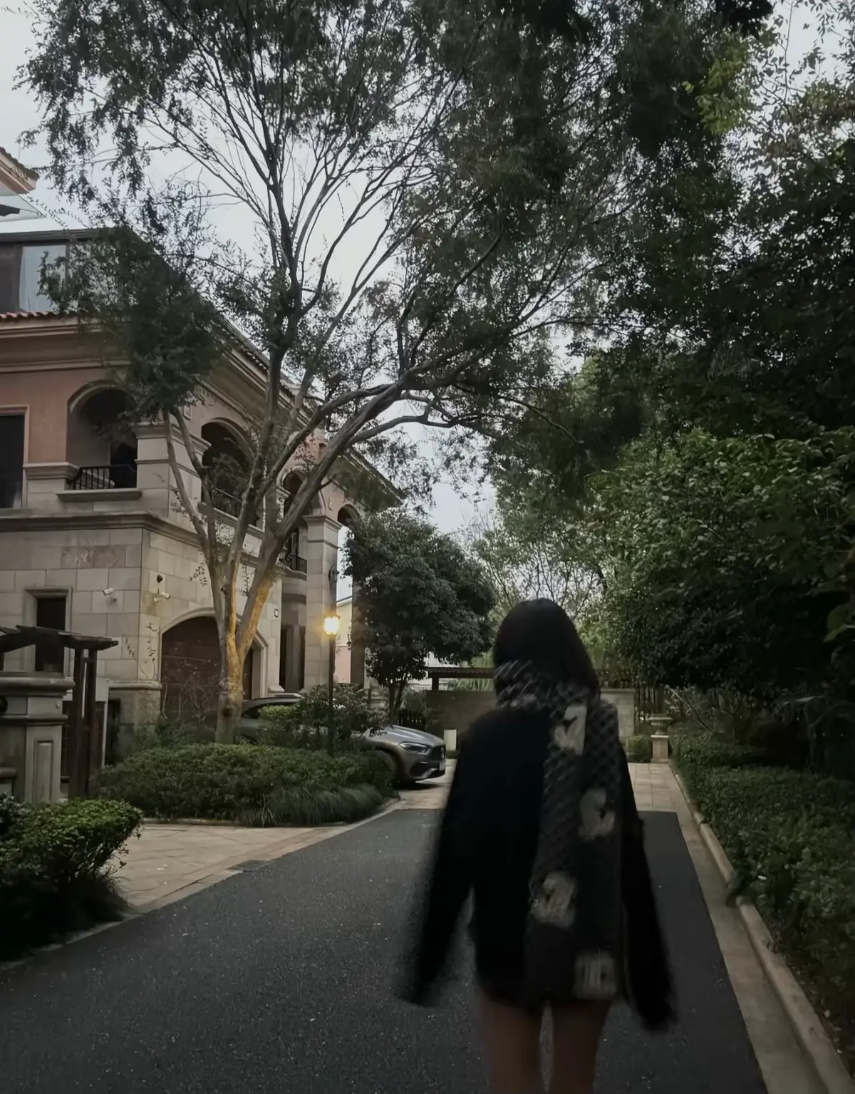 Một đoạn hành trình đồng hành cùng nhau xem ra cũng đã kết thúc !  Tôi nghĩ . Anh không nên im lặng , anh nên nói cho tôi biết nhu cầu của anh , nếu anh muốn vứt bỏ tôi, anh cũng nên thẳng thắn nói với tôi, tôi sẽ vui vẻ chấp nhận, nhưng anh muốn tiếp tục với tôi, tôi chỉ muốn anh nói cho Nếu là tiếp tục, tôi sẽ kiên định bước tiếp với anh , nếu tách ra, tôi chúc anh luôn hạnh phúc và sống thật tốt . Sau đó quên đi tất cả những gì giữa tôi và anh, tôi cảm ơn anh đã xuất hiện trong tuổi trẻ của tôi, nếu không thể tiếp tục, thì đây sẽ trở thành tiếc nuối lớn nhất trong tuổi trẻ của tôi, những kỷ niệm đẹp, tôi sẽ để lại trong lòng, nếu có thể tiếp tục, tôi hy vọng chúng ta ngày càng tốt hơn! Ba năm qua cũng là thời gian khá dài ... Có những chuyện cùng nhau đi qua làm sao có thể không hối tiếc ! Rõ ràng rất thương rất yêu như vậy ... Làm sao có thể không buồn . Trong khoảng thời gian xa cách này, thực ra tôi đã chiến đấu với chính mình, có lẽ là tôi quá ám ảnh, cũng có thể là tôi nhớ quá khứ, luôn không dám đối mặt với thực tế anh đã rời đi, tôi đã vô số lần tưởng tượng về hình ảnh anh quay lại tìm tôi.Thực sự rất tiếc nuối ... Câu chuyện giữa chúng ta bắt đầu rất dịu dàng nhưng kết thúc lại không xứng đáng với vẻ đẹp mà nó từng có ... Cảm ơn anh đã đồng hành cùng tôi ! Tạm biệt#xuhuong #tiktok 