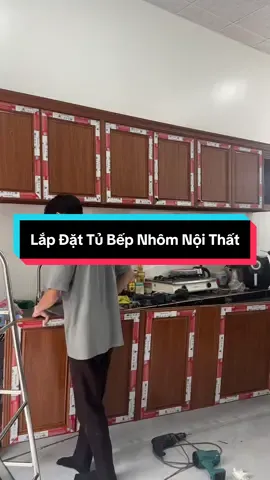 Lắp Đặt Tủ Bếp Nhôm Nội Thất Cao Cấp Màu Vân Gỗ Cho Chị Khách Ở Bình Chánh TPHCM. #nhomkinhductinh #nhômkínhđứctính #tubepnhomnoithat #tubepinoxcanhkinh #tubep 