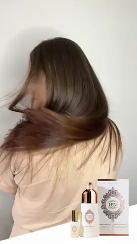 كوردی - عربي ئێستا بۆیەی قژ H&M بە باشترین بڕاند و بەرزترین کوالێتی بە ڕەنگی ڕەش و قاوەیی بەردەستە. بۆیەكە ئەم تایبەتمەندیانیە هەیە: - شێداری زۆر بۆ قژی وشک و تێکچوو دابین دەکات، وەکو کۆندیشنەرێکی سروشتی نایاب کاردەکات. - ترشە چەوریەکان و دژە ئۆکسێنەرەکان تاڵەکانی قژ بەهێز دەکەن، شکان کەم دەکەنەوە، و پارێزگاری لە زیانەکانی ژینگە و گەرما پێشکەش دەکەن. - درەوشانەوەی سروشتی و بریقەی قژ زۆر دەكەن. - بە هیچ شێوەیەک پێست ناگرێت و ڕەنگی ڕەش و قاوەیی سروشتی هەیە. - سیڕۆمێكی بە دیاری لەگەڵدایە کە پێکهاتووە لە زەیتی ئەرگان. ــــــــــــــــــــــــ صبغة الشعر H&M متوفرة الآن باللون الاسود و البني يتمتع الصبغة بالخصائص التالية: - يُرطب الشعر الجاف والتالف بعمق، ويعمل كبلسم طبيعي ممتاز. - تُقوي الأحماض الدهنية ومضادات الأكسدة خصلات الشعر، وتُقلل من التكسر، وتُوفر حماية من أضرار العوامل البيئية والحرارة. - يُعزز لمعان الشعر الطبيعي وبريقه. - لا يلامس البشرة إطلاقاً و له لونان الاسود و البني طبيعي. - يأتي معه سیروم هدية يحتوي على زيت الأرغان. #helyabeauty #HM #HB #دژەخۆر #شامپۆ           