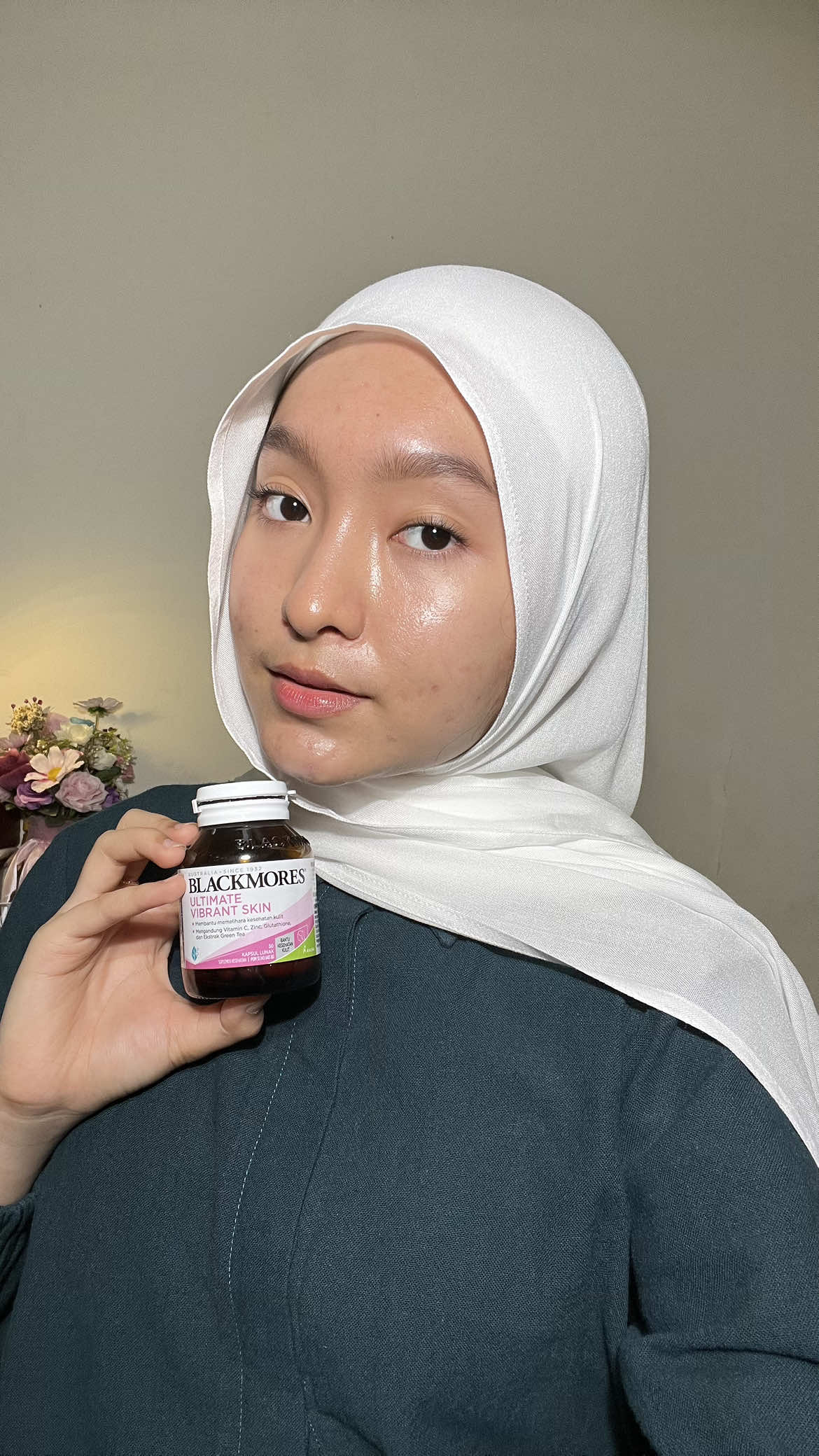 Untuk sembuh dari jerawat separah itu skincarean aja ga cukup, harus dirawat juga dari dalam. Kalo aku sekarang lagi rutin minum vitamin Ultimate Vibrant Skin dari Blackmores untuk bantu mengatasi breakout dari dalam. Setelah rutin minum ini, kulit aku jadi lebih sehat dan cerah juga. I woke up like this!🙂‍↔️ #vitaminkulit #acnetips #acnefighter 