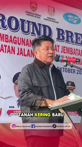 Hari ini, Gubernur Sumatera Selatan Dr. H. Herman Deru, SH., MM bersama Bupati Banyuasin Dr. H. Askolani, SH., MH meresmikan Jembatan Tanah Kering yang sudah lama dinantikan masyarakat. Jembatan ini menjadi penghubung penting antara Kecamatan Pulau Rimau dan Kecamatan Selat Penuguan, sekaligus menjawab keluhan warga yang selama ini berharap akses transportasi yang lebih mudah dan aman. Dengan hadirnya jembatan ini, semoga mobilitas masyarakat makin lancar, ekonomi lokal tumbuh, dan silaturahmi antarwilayah makin erat. #Banyuasin #Sumsel #HermanDeru #Askolani #PembangunanBanyuasin    @Herman Deru 
