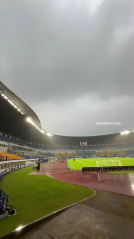 16.00 WIB — Stadion Gelora Bandung Lautan Api masih diguyur hujan sampai saat ini 🌧️💙