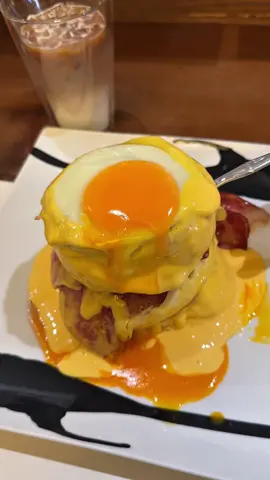 目玉焼きとベーコンを乗せたふわふわ3段パンケーキ🥞 ベーコンエッグパンケーキ 2200円 目玉焼きが乗ったふわふわの3段パンケーキで ハニーマスタードソースがアクセントで美味しく、ビジュアルも最高で絶品です！ 🍚店名: 紅鶴 住所: 東京都台東区西浅草2丁目1-11 最寄駅:浅草駅から徒歩5分 営業時間：10:00〜16:00 定休日：不定休 #東京グルメ#Japanesefood#tiktokfood