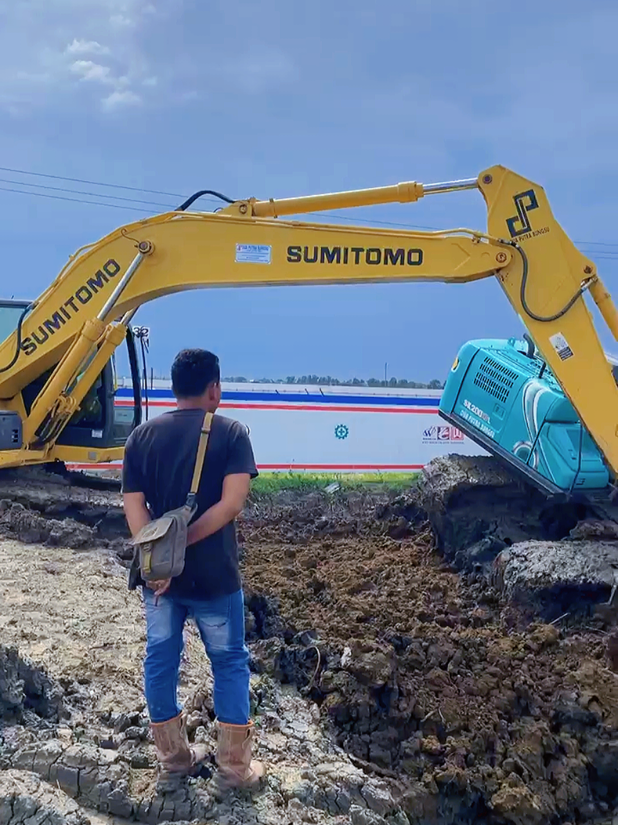 Ingat setiap pekerjaan memiliki resiko~ #tambak  #kobelcoexcavator  #alatberatrental  #alatberatcirebon  #operatorexca 