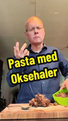 Desværre er denne ret kun mulig når jeg har lavet oksehaler i forvejen. Så husker at lave en stor portion. 