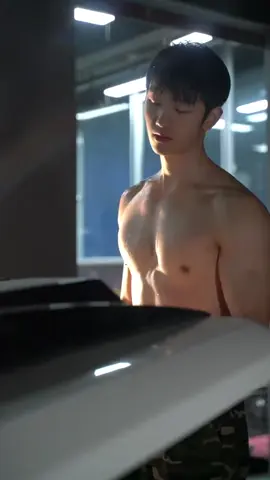 auto rusakin mobil trus gasi😳😏 kalo montir  nya kaya gini 🥵❤‍🔥 #chineseboy🇨🇳 #abs #douyin抖音 #douyin_china #asianboy