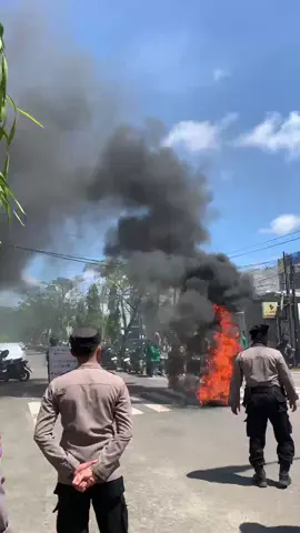 BEM Institut Cokroaminoto Pinrang Desak Kapolres Buka Seluruh CCTV SPBU: Dugaan Penyalahgunaan BBM Subsidi Diusut Tuntas Pinrang,23/10/25. Badan Eksekutif Mahasiswa (BEM) Institut Cokroaminoto Pinrang mengambil langkah tegas dengan menantang Kapolres Pinrang untuk membuka seluruh rekaman CCTV yang ada di Stasiun Pengisian Bahan Bakar Umum (SPBU) se-Kabupaten Pinrang. Tuntutan ini muncul terkait adanya dugaan penyalahgunaan Bahan Bakar Minyak (BBM) subsidi jenis solar dan pertalite yang marak terjadi. Menurut Ketua BEM Institut Cokroaminoto Pinrang, langkah ini diambil sebagai bentuk komitmen untuk mengawal ketersediaan dan distribusi BBM subsidi yang tepat sasaran. 