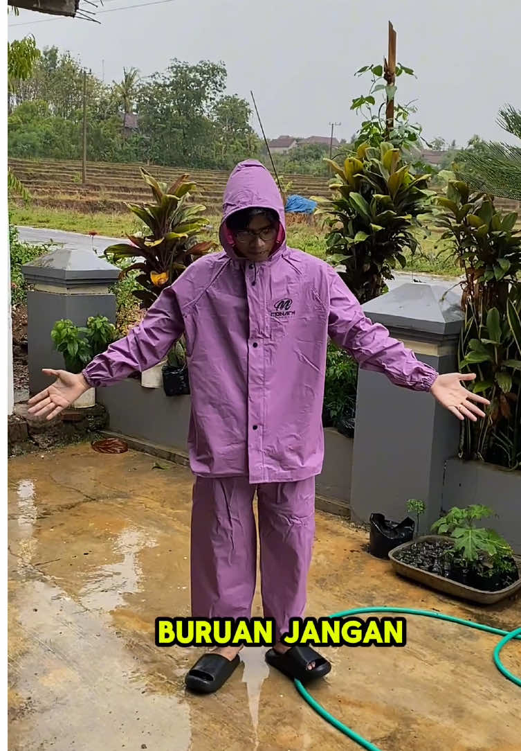 Membalas @hallo.capster jas hujan monarki aman gak rembes dari jahitannya kak #jashujanmonarki #jashujandewasa #jashujanpria #jashujanmotor #wibgajian 