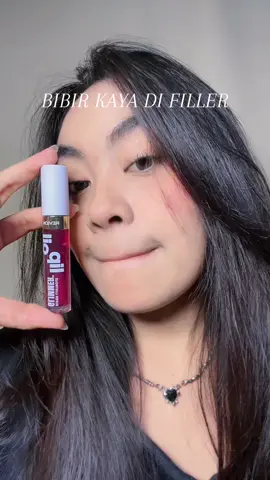 Difiller pakai Super Lustrous Glimmer Lip Oil dengan Plant based Squalane & Conditioning Emollient