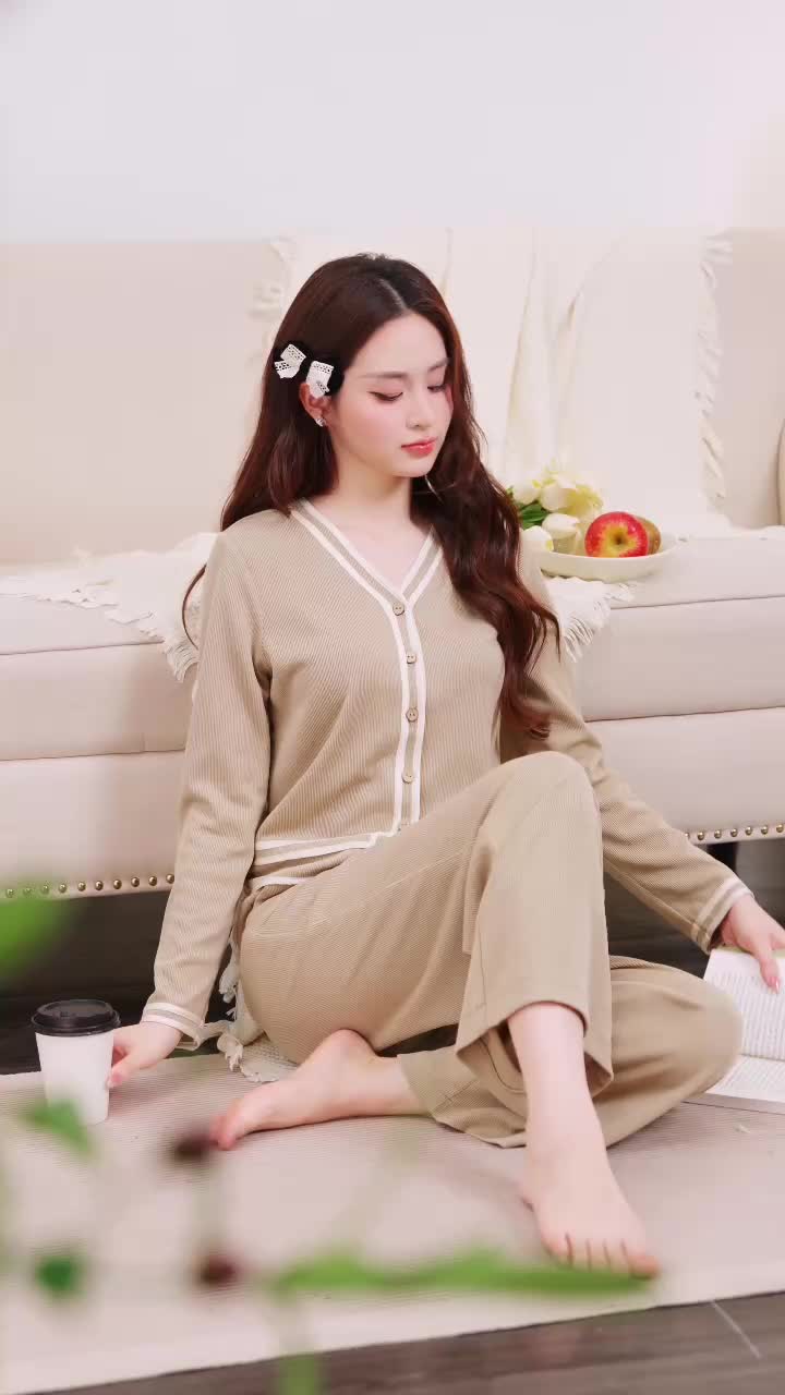 ✨ Thiết kế tinh tế và tôn vóc dáng ✨

Bộ mặc nhà ZEBA M3318 có nhiều kiểu dáng. Thiết kế đẹp dịu dàng, tinh tế không thể bỏ qua. Sản phẩm mới của ZEBA đang là hot trend #M3318.
Chất vải đẹp, co giãn tốt. Viền ánh kem siêu sang, giúp che khuyết điểm cơ thể tối ưu. Không kén dáng, phù hợp với mọi vóc dáng.
Sắc thái trẻ, hiện đại, vẻ ngoài chỉn chu, dịu dàng thanh tú. Tone màu nịnh da, tạo nên vẻ ngoài đẹp mắt.
ZEBA cảm ơn sự lựa chọn của bạn. Các dòng sản phẩm của ZEBA tự hào được tạo ra từ người Việt!

 