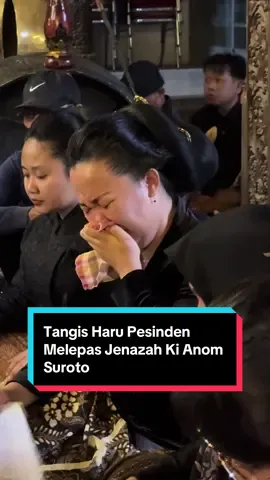 Tangis pesinden pecah saat prosesi pelepasan jenazah maestro dalang Ki Anom Suroto di rumah dua Kebon Seni Timasan, Makamhaji, Kartasura, Sukoharjo menuju tempat peristirahatan terakhirnya di Makam Depokan Juwiring, Klaten #anomsuroto #kianomsuroto #dalang #fyp #foryou 
