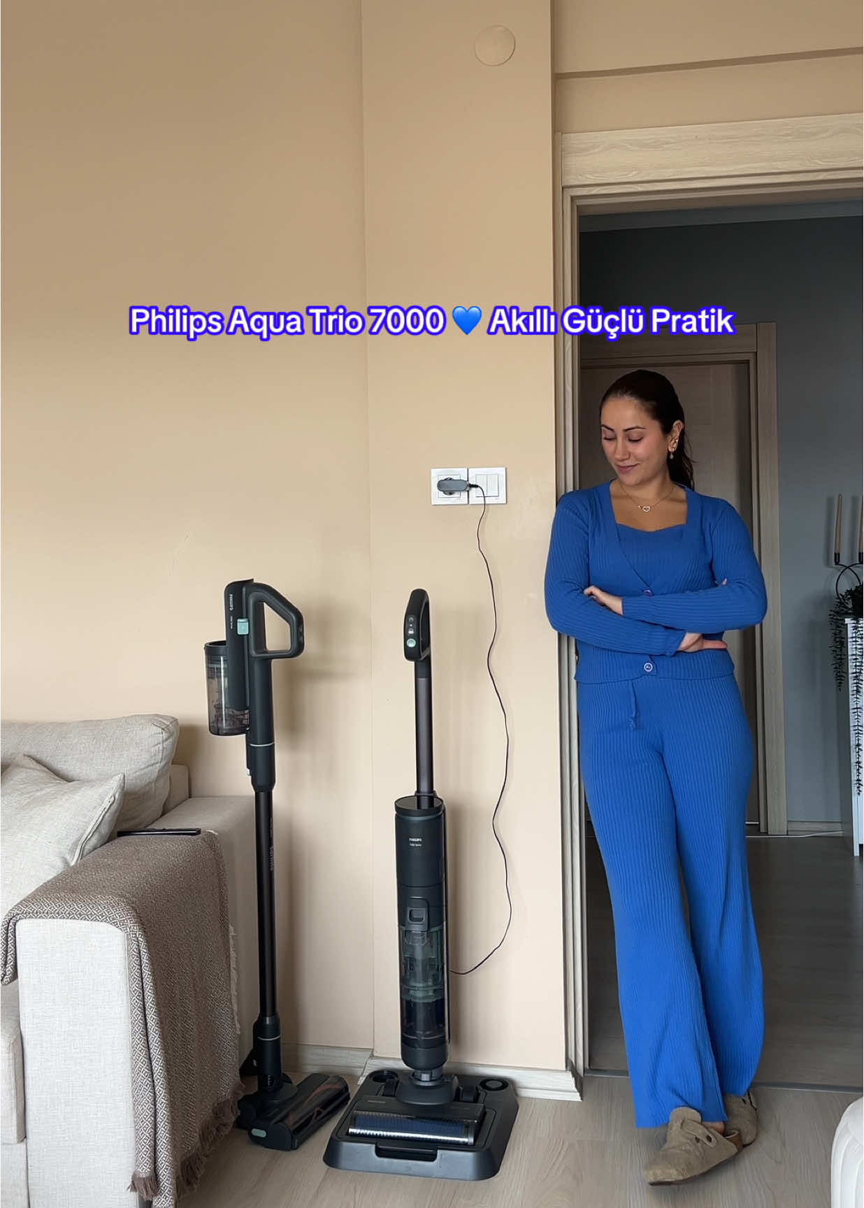 Evi temizlemek için yeni yardımcım pek yetenekki 💧 Philips AquaTrio 7000 ile hem süpürüyorum hem siliyorum hem de sıvı kirleri çekebiliyorum! Aslında 2 süpürge 1 arada, kutusunu ilk açtığımda çok şaşırmıştım.💙 Aqua Difüzyon teknolojisi ile yere hep temiz su verip, kirli suyu farklı haznede tutuyor. Temizlik bittiğinde ise 4 dakikada kendi kendini temizliyor!  @Philips Ev Ürünleri  #dikeysupurge #AquaTrio7000 #temizlikvlog