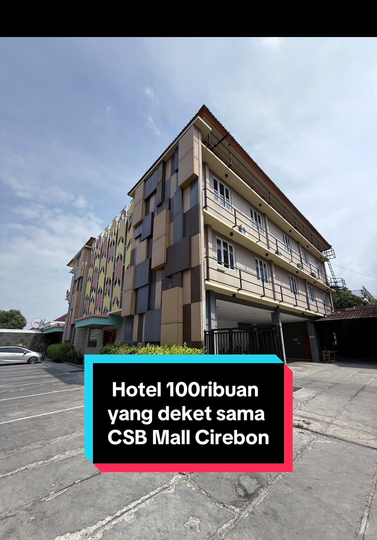 Nginep asik di Sans Hotel budaya cirebon by @RedDoorz Indonesia yang lokasi nya samping mall Terbesar di Cirebon jadi tinggal jalan kaki juga sampe! Hotelnya nyaman, bersih & aman 👍 Buat kamu yang ke cirebon dan bingung cari hotel di pusat kota mending ke hotel ini aja, Pastiin kamu booking nya lewat Aplikasi Reddoorz ya dan masukan kode ‘YUKNGINEP’ biar dapet diskon tambahan! 😉 #RedTravelers #BerkeSANS #hotelcirebon ##explorecirebon #kulinercirebon 
