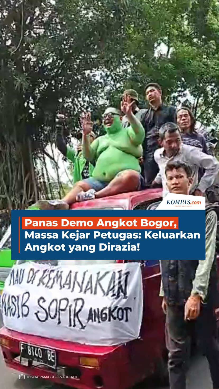 Aksi demo sopir angkot di Balai Kota Bogor, Jawa Barat, sempat panas, Kamis (23/10/2025). Sejumlah orang mengejar anggota Dinas Perhubungan (Dishub) hingga ke Hotel Salak. Namun, belum diketahui penyebab kericuhan tu.  Dalam unjuk rasa ini, para sopir menolak rencana Pemerintah Kota Bogor yang akan menghapus semua angkot berusia di atas 20 tahun mulai 2026. Massa menilai kebijakan itu akan berdampak besar terhadap nasib para sopir dan ekonomi keluarga mereka. 🎥: @bogor24update Penulis: Ramdhan Triyadi Bempah, Abdul Haris Maulana, TribunnewsBogor.com Kreatif: Jessica Emmanuella Produser: Reza Kurnia Darmawan #Demo #Angkot #Bogor #Peristiwa #read