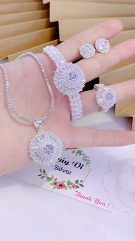 Set xoàn tròn 🤩 #TikTokAwardsVN #thuyvisilver #trangsucvangbac #baccaocap #xuhuongtiktok 