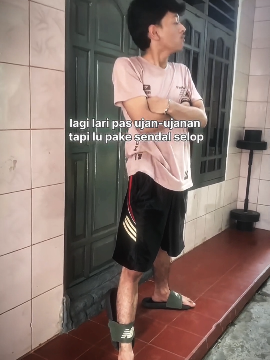 ketika lari-lari tapi lu pakek sendal slop🤭 #foryoupage #jjmykisah #jjtipis #relatabele #jjelitis 