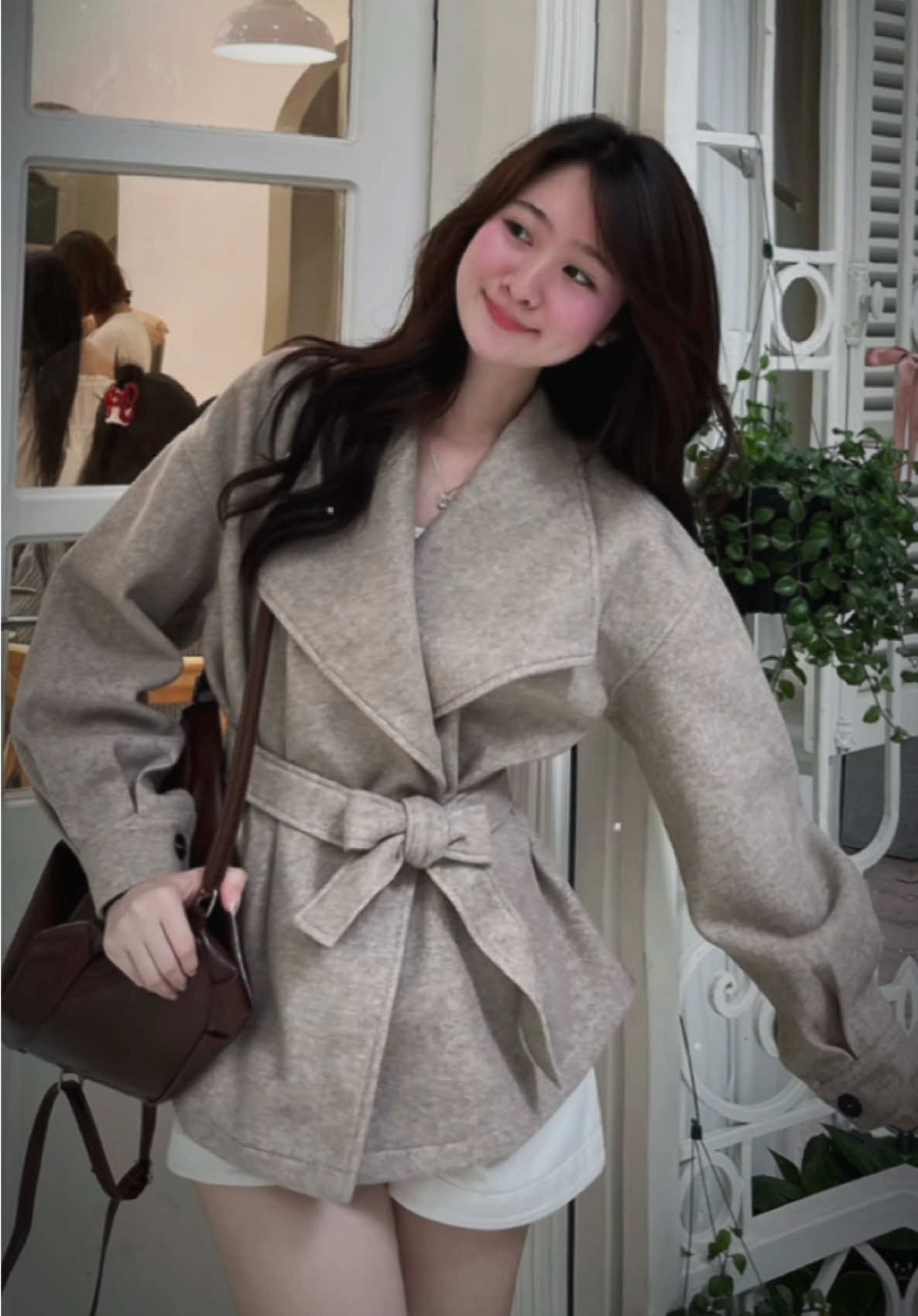 Áo khoác dạ ép cổ bẻ kèm đai mặc đông này vừa ấm vừa xinh lắm nè chị em 🥰👇                                  #xuhuong #aokhoacda #phoidoxinh #macdep #CapCut 