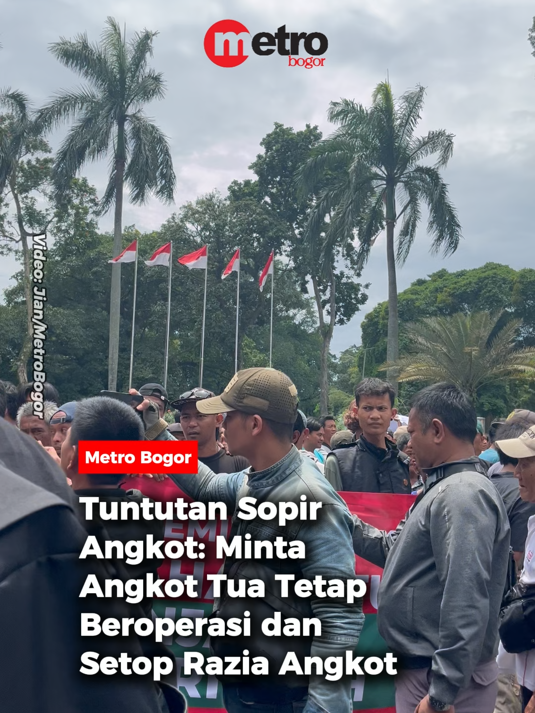 Ratusan sopir angkot yang tergabung dari 28 trayek di Kota Bogor menggelar aksi unjuk rasa di depan Balai Kota Bogor, Kamis (23/10/2025).  Aksi ini merupakan bentuk penolakan terhadap rencana Pemerintah Kota (Pemkot) Bogor yang akan menghapus 1.940 unit angkot berusia di atas 20 tahun. Koordinator Lapangan (Korlap) Aksi, Rusdian, menyebutkan bahwa aksi tersebut merupakan bentuk keresahan para sopir terhadap kebijakan Pemkot yang dinilai belum memberikan kejelasan soal nasib mereka. “Pertama, kami meminta agar program peremajaan angkot dibuka kembali. Kedua, hentikan penangkapan angkot oleh pihak dinas, jangan arogan. Ketiga, perpanjang batas usia kendaraan angkot,” tegas Rusdian  Rusdian mengatakan, para sopir sebenarnya telah beberapa kali melakukan pertemuan dengan pihak Pemkot Bogor, termasuk Wakil Wali Kota, Sekretaris Daerah, dan Kepala Dinas Perhubungan. Namun, hingga kini belum ada jawaban yang memuaskan. 📹: Jian/Metro Bogor #metrobogor #bacametrobogor #aksiprotessopirangkot #demosopirangkotbogor #sopirangkotbogor #protesangkottuapensiun #kepungbalaikota #menolakpensiunangkottua #tuntutansopirangkot #setoprazia