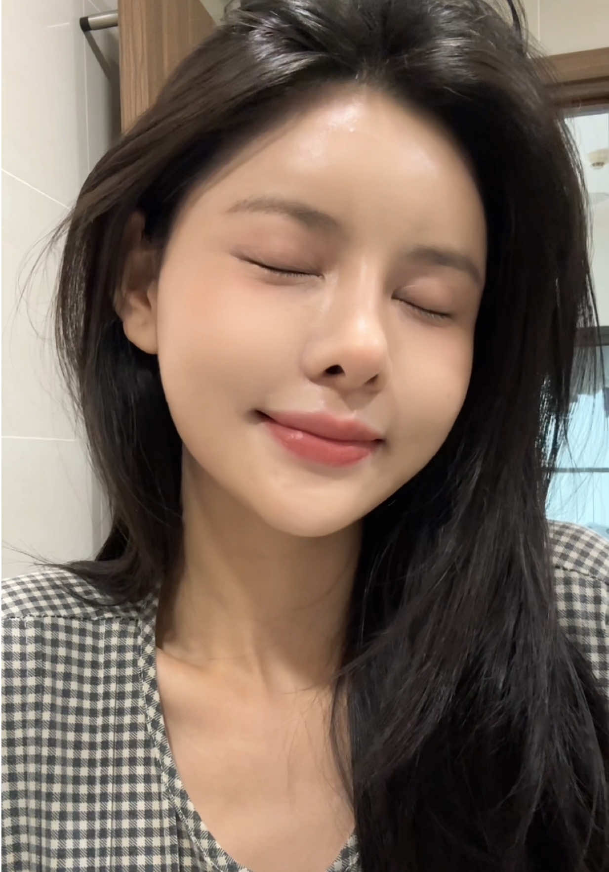 5 phút buổi sáng cùng D’Alba cho làn da căng bóng chuẩn ‘glass skin’ 💧 Vừa dưỡng, vừa makeup base glowy nhẹ – đủ để tự tin ra đường luôn 😚☀️” #dalba #dalbavietnam #glowingskin #dewylook #grwm   